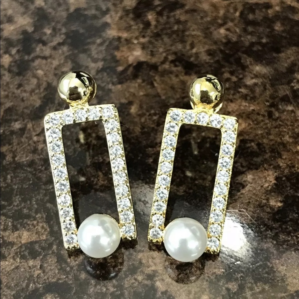 Ashlynn Avenue Nile Pearl In A Box Earrings.